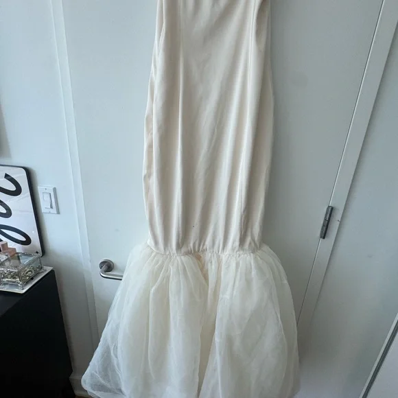 Tulle hem fishtail gown - Picture 4 of 5